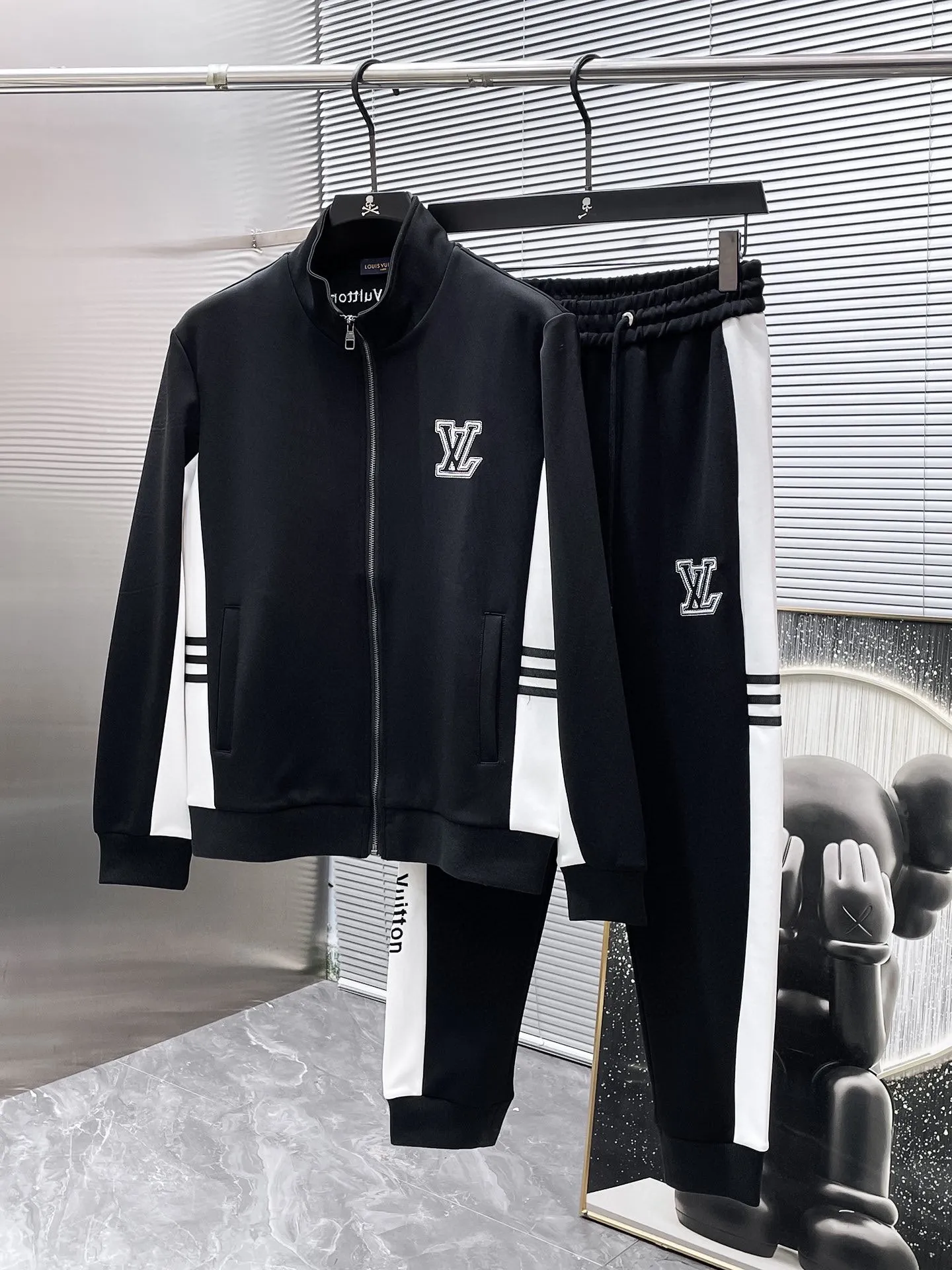 🅿️720 LV hot-selling suit is coming. Focus on the original version of the official website. 2025 new hot-selling cardigan suit. The original order is the best. 🇭🇰The meticulous work of top designers. It has a fitting and perfect upper body effect. All-natural high-quality Tencel Roman cotton 100%, close-fitting comfort, noble and elegant! Original hardware embodies elegance and nobility! Counter size: M-3XL (maximum wear up to 190 pounds)
